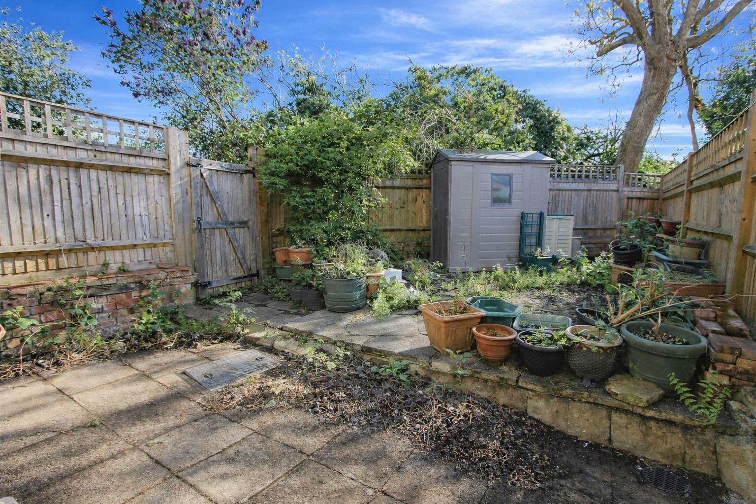 2 bed property in Bernard Road, Wallington